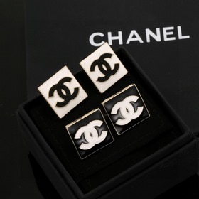 Квадратные серьги Chanel подчеркивают форму лица. Золотистый мета