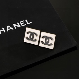 Квадратные серьги Chanel подчеркивают форму лица. Золотистый мета