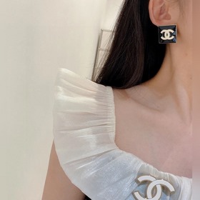 Квадратные серьги Chanel подчеркивают форму лица. Золотистый мета