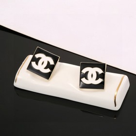 Квадратные серьги Chanel подчеркивают форму лица. Золотистый мета