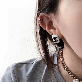 Квадратные серьги Chanel подчеркивают форму лица. Золотистый мета