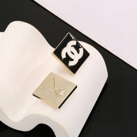 Квадратные серьги Chanel подчеркивают форму лица. Золотистый мета