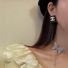 Квадратные серьги Chanel подчеркивают форму лица. Золотистый мета