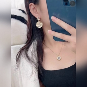 Серьги Chanel в форме ракушек с морем и морепродуктами пользуются