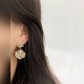 Серьги Chanel в форме ракушек с морем и морепродуктами пользуются