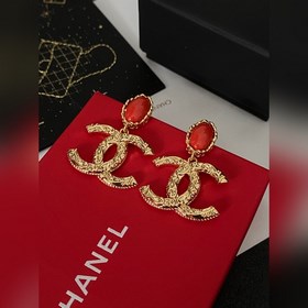 Ушные серьги Chanel пользуются большим спросом. Новинка CHAN 25：