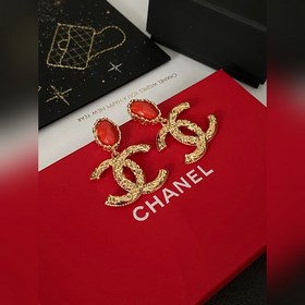 Ушные серьги Chanel пользуются большим спросом. Новинка CHAN 25：