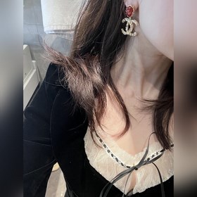 Ушные серьги Chanel пользуются большим спросом. Новинка CHAN 25： 