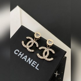 Серьги-гвоздики Chanel с кристаллами в форме букв. Оригинальный л