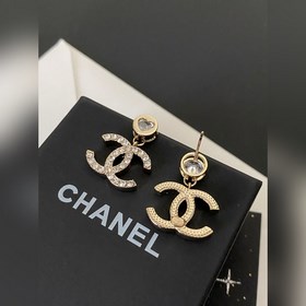 Серьги-гвоздики Chanel с кристаллами в форме букв. Оригинальный л
