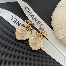Мне очень нравится этот дизайн от Chanel. Белые кристаллы в форме