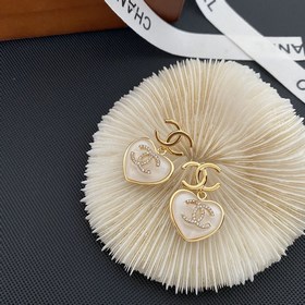 Мне очень нравится этот дизайн от Chanel. Белые кристаллы в форме