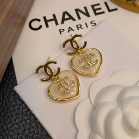 Мне очень нравится этот дизайн от Chanel. Белые кристаллы в форме