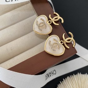 Мне очень нравится этот дизайн от Chanel. Белые кристаллы в форме