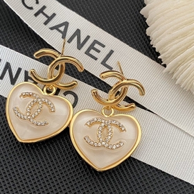 Мне очень нравится этот дизайн от Chanel. Белые кристаллы в форме