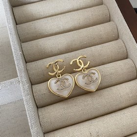 Мне очень нравится этот дизайн от Chanel. Белые кристаллы в форме