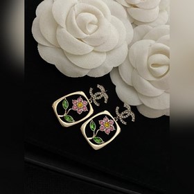 CHANEL Серьги с вырезанными кристаллами буквамиз чайной розы, зол