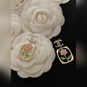 CHANEL Серьги с вырезанными кристаллами буквамиз чайной розы, зол