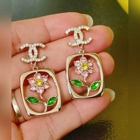 CHANEL Серьги с вырезанными кристаллами буквамиз чайной розы, зол