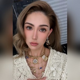 CHANEL Серьги с вырезанными кристаллами буквамиз чайной розы, зол