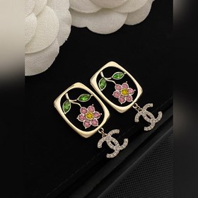 CHANEL Серьги с вырезанными кристаллами буквамиз чайной розы, зол