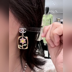 CHANEL Серьги с вырезанными кристаллами буквамиз чайной розы, зол