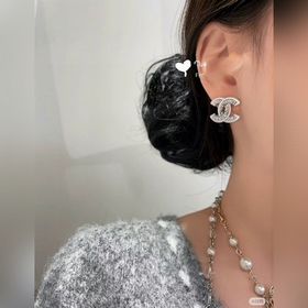 Ушные серьги Chanel пользуются большим спросом. Новая модель CHAN