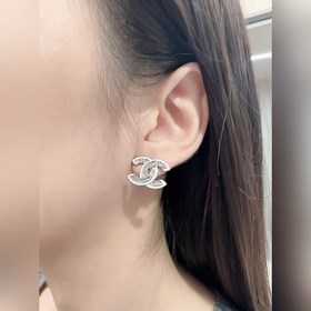 Ушные серьги Chanel пользуются большим спросом. Новая модель CHAN