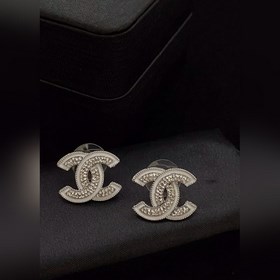 Ушные серьги Chanel пользуются большим спросом. Новая модель CHAN