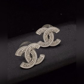 Ушные серьги Chanel пользуются большим спросом. Новая модель CHAN