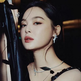 Chanel сережки с бриллиантами в форме бабочки. Очень красивые, ка