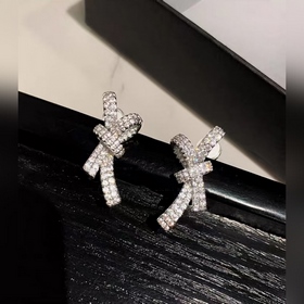 Chanel сережки с бриллиантами в форме бабочки. Очень красивые, ка