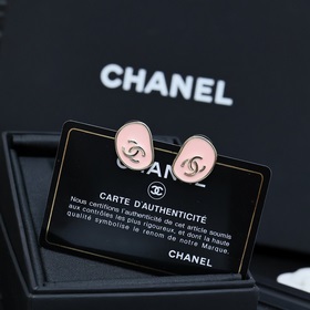 Chanel розовые серьги-гвоздики с неровной эмалью. Chanel, вы дейс