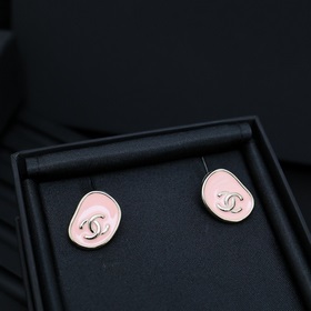 Chanel розовые серьги-гвоздики с неровной эмалью. Chanel, вы дейс