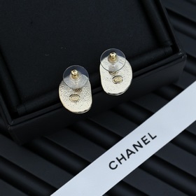 Chanel розовые серьги-гвоздики с неровной эмалью. Chanel, вы дейс