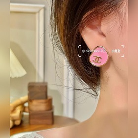 Chanel розовые серьги-гвоздики с неровной эмалью. Chanel, вы дейс