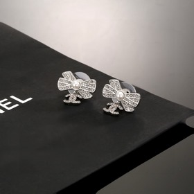 Chanel Классические серьги-гвоздики с бантиком в форме двойной бу