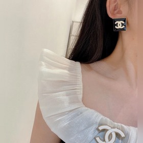 Квадратные серьги Chanel подчеркивают форму лица. Золотистый мета
