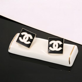 Квадратные серьги Chanel подчеркивают форму лица. Золотистый мета
