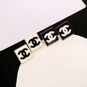 Квадратные серьги Chanel подчеркивают форму лица. Золотистый мета