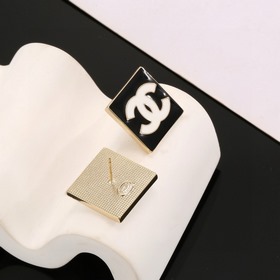 Квадратные серьги Chanel подчеркивают форму лица. Золотистый мета
