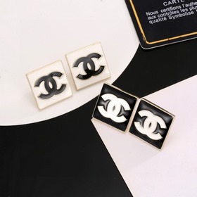 Квадратные серьги Chanel подчеркивают форму лица. Золотистый мета