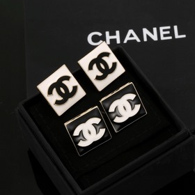 Квадратные серьги Chanel подчеркивают форму лица. Золотистый мета
