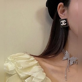 Квадратные серьги Chanel подчеркивают форму лица. Золотистый мета