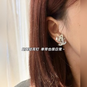 Chanel Классические серьги-гвоздики с бантиком в форме двойной бу