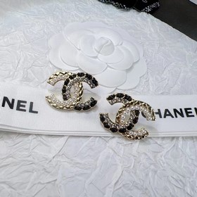 Chanel, модель, аналогичная модели, представленной в магазине, но