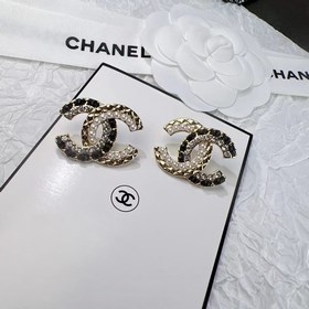 Chanel, модель, аналогичная модели, представленной в магазине, но