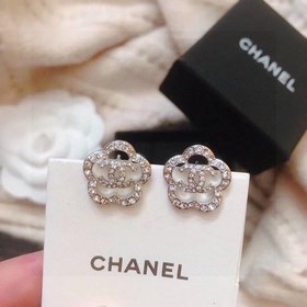 Chanel Новейшие объемные серьги-гвоздики с ажурной камелией из се