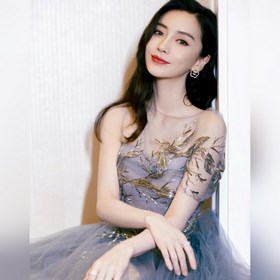 Chanel Новейшие объемные серьги-гвоздики с ажурной камелией из се