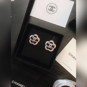 Chanel Новейшие объемные серьги-гвоздики с ажурной камелией из се